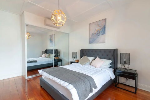 Luxurious Historic Home With Harbour Bridge Views - Accommodation Gladstone 3
