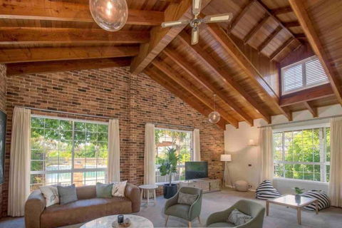 Luxurious Home On 5 Acres, Close To CBD - Sleeps 18 - Accommodation Gladstone 0