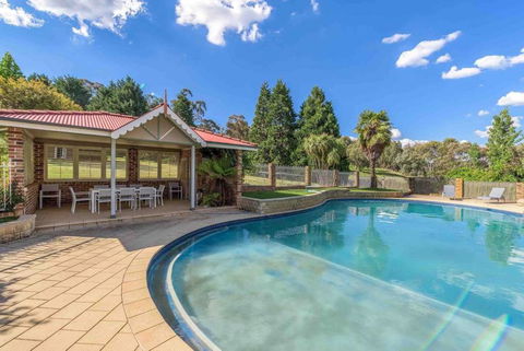 Luxurious Home On 5 Acres, Close To CBD - Sleeps 18 - Accommodation Gladstone 1