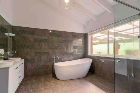Luxurious Home On 5 Acres, Close To CBD - Sleeps 18 - Accommodation Gladstone 3