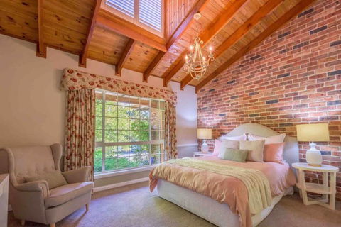 Luxurious Home On 5 Acres, Close To CBD - Sleeps 18 - Accommodation Gladstone 2