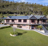 Luxury 6 Bedroom Home with Pool and Spa - Accommodation Gladstone