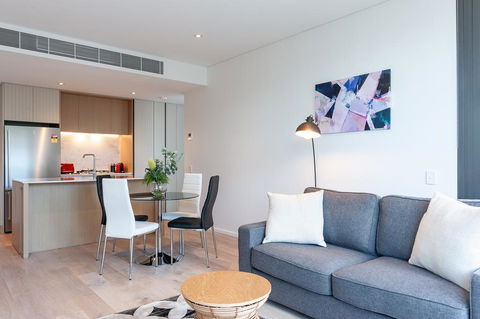 LUXURY APARTMENT / / MOMENTS TO LANE COVE VILLAGE - Accommodation Gladstone 3