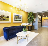 Luxury Apartment Opposite Train Station in Cannon Hill and 17 minutes from the City - Accommodation Gladstone