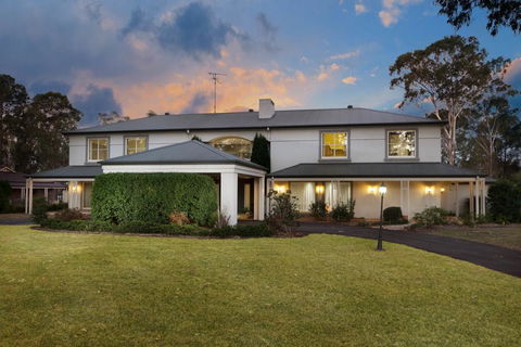 Luxury Bungalow - Accommodation Gladstone 0