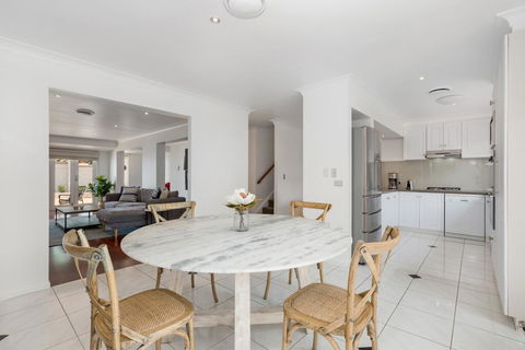Luxury Family-size Home In Smart Beachside Suburb - Accommodation Gladstone 1