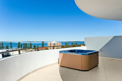 Luxury Ocean Penthouse - Accommodation Gladstone 0