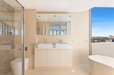 Luxury Ocean Penthouse - Accommodation Gladstone 1