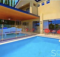 LUXURY VILLA W POOL  SPAS - Accommodation Gladstone