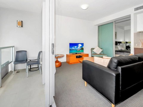 Luxury Waterfront Escape On The Harbour 315 - Accommodation Gladstone 3