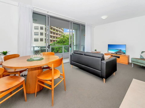 Luxury Waterfront Escape On The Harbour 315 - Accommodation Gladstone 1