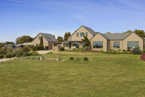 LUXURY WATERFRONT FAMILY HOME-TASMANIA (I)-L'Abode - Accommodation Gladstone 3