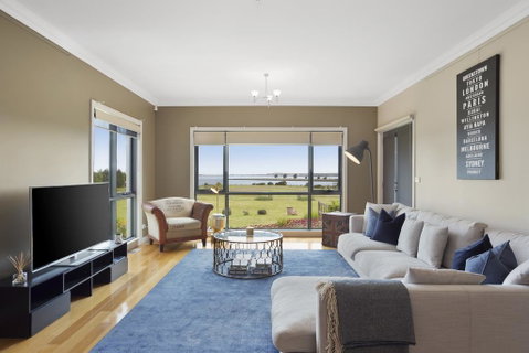 LUXURY WATERFRONT FAMILY HOME-TASMANIA (I)-L'Abode - Accommodation Gladstone 1