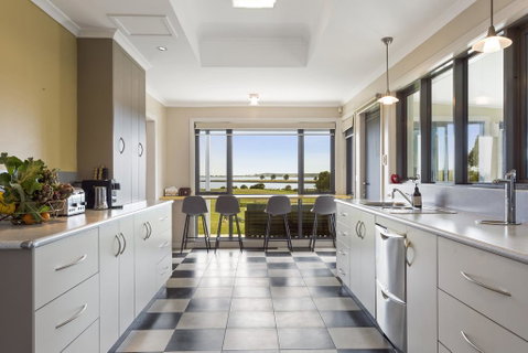 LUXURY WATERFRONT FAMILY HOME-TASMANIA (I)-L'Abode - Accommodation Gladstone 2