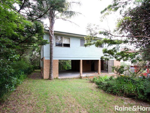 Mac's Surf Style - 12 Ocean Drive - Accommodation Gladstone 1