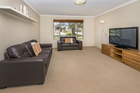 Macs Manor - Accommodation Gladstone 3