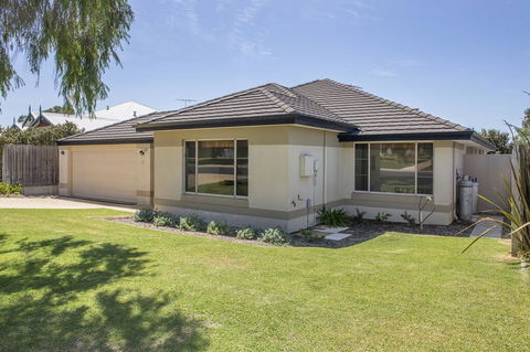 Macs Manor - Accommodation Gladstone 1