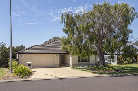 Macs Manor - Accommodation Gladstone 0