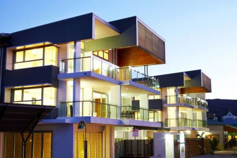 Maggies Beachfront Apt. 11 - Accommodation Gladstone 1