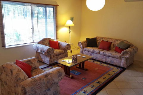 Magic Bush Hideaway 2 Azalea Court - Accommodation Gladstone 3