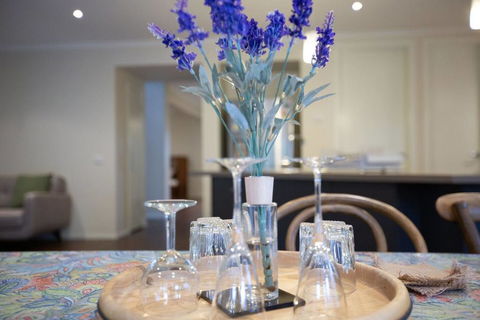 Magnificent Lux Stay@Mont Albert 4BR/WIFI/Garage - Accommodation Gladstone 1
