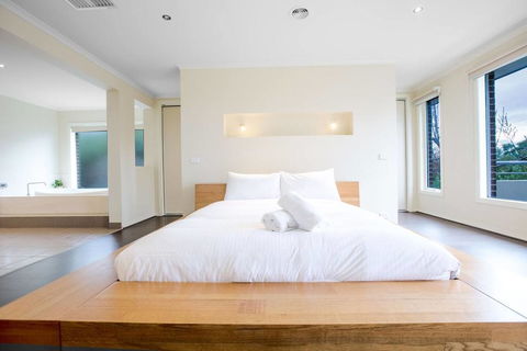 Magnificent Lux Stay@Mont Albert 4BR/WIFI/Garage - Accommodation Gladstone 0
