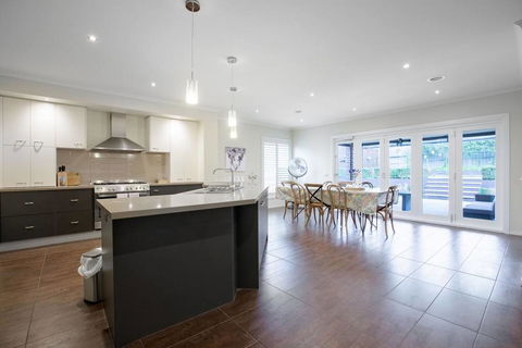 Magnificent Lux Stay@Mont Albert 4BR/WIFI/Garage - Accommodation Gladstone 3