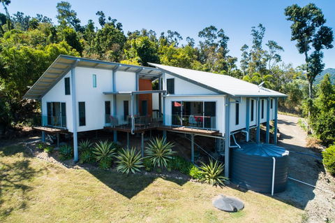 MANDALAY ESCAPE, SECLUSION & SERENITY WITH A POOL - Accommodation Gladstone 2