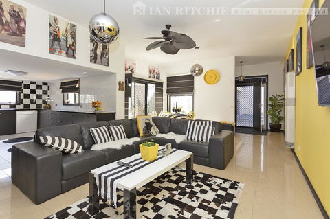 Marilyns Place: Private + Spacious + Central - Accommodation Gladstone 0