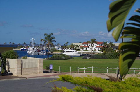 Marina Park View - Accommodation Gladstone 2