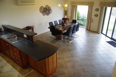 Marina Park View - Accommodation Gladstone 3