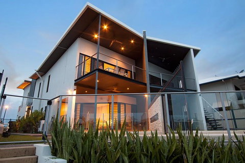 Marina Views Townhouse - Accommodation Gladstone 0