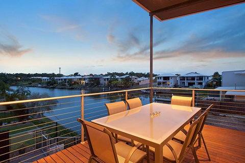 Marina Views Townhouse - Accommodation Gladstone 1
