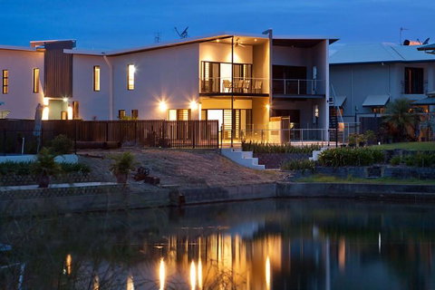 Marina Views Townhouse - Accommodation Gladstone 2