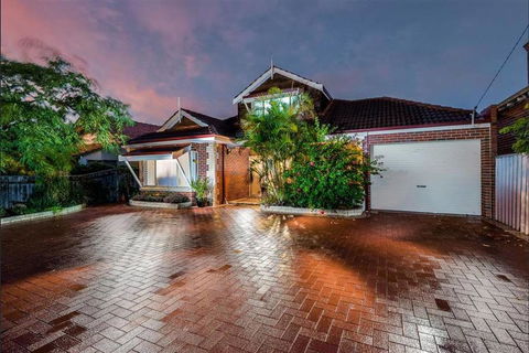 Massive Home (7 Mins To City) - Accommodation Gladstone 1