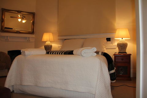 Mentor Chambers Apartment Bed & Breakfast - Accommodation Gladstone 2