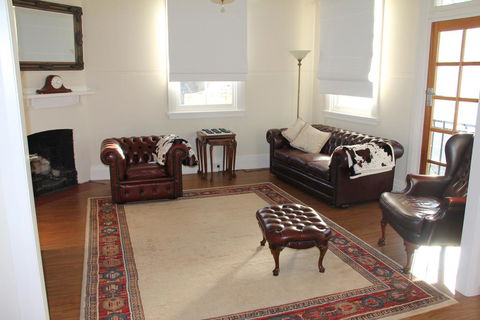 Mentor Chambers Apartment Bed & Breakfast - Accommodation Gladstone 0
