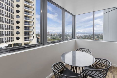 Meriton Suites Bondi Junction - Accommodation Gladstone 3