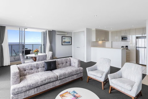 Meriton Suites Broadbeach - Accommodation Gladstone 3