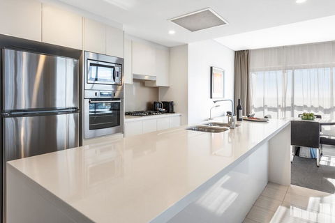 Meriton Suites Zetland - Accommodation Gladstone 2