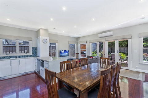 Merri Place - Accommodation Gladstone 0