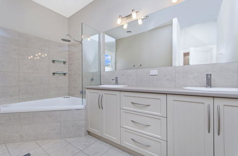 Merri Place - Accommodation Gladstone 3
