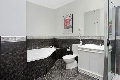Merton Manor Exclusive B&B - Accommodation Gladstone 2