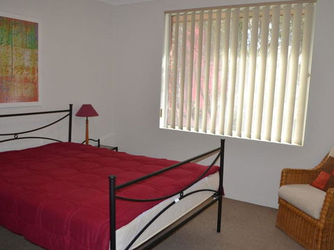 Miami Court 5 - Accommodation Gladstone 3