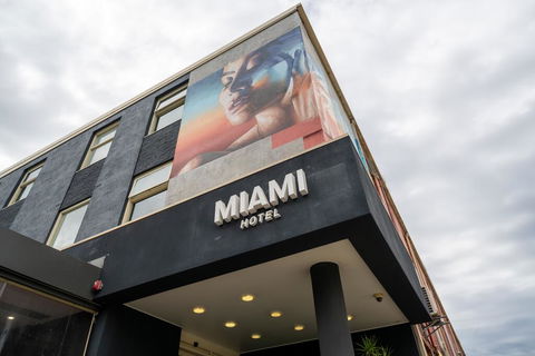 Miami Hotel Melbourne - Accommodation Gladstone 0