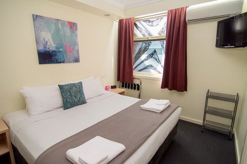 Miami Hotel Melbourne - Accommodation Gladstone 1