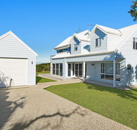 Middle Rock Beach House - Beach Front Lake Cathie - Accommodation Gladstone