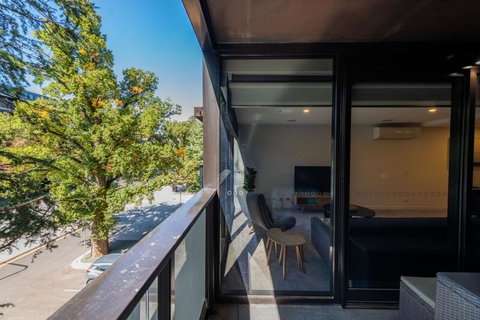 Midnight Apartments Accommodate Canberra - Accommodation Gladstone 1