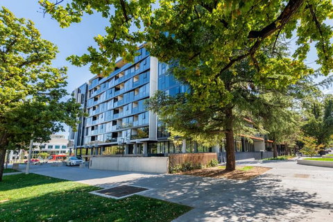 Midnight Apartments Accommodate Canberra - Accommodation Gladstone 2
