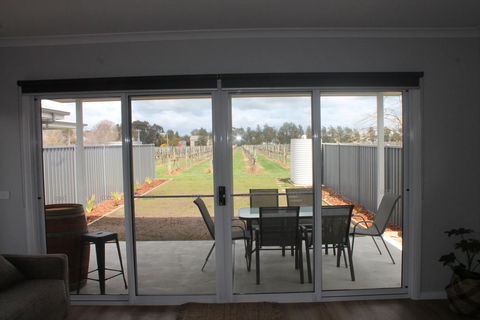 Milawa Vineyard Views - Guesthouse 2 - Accommodation Gladstone 2